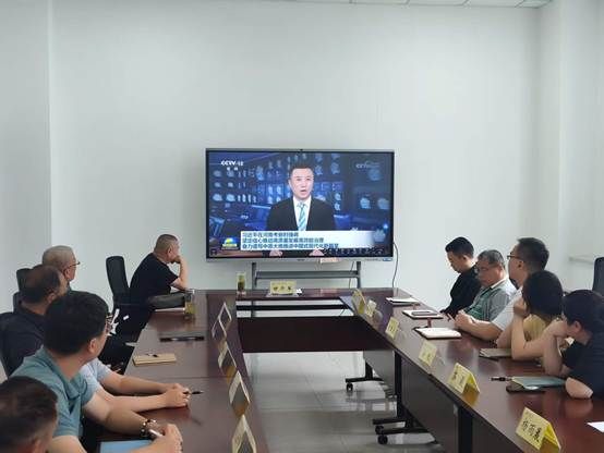 人们在电视前玩游戏 AI 生成的内容可能不正确。