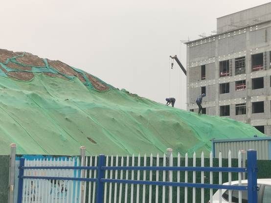围栏后面有建筑 AI 生成的内容可能不正确。