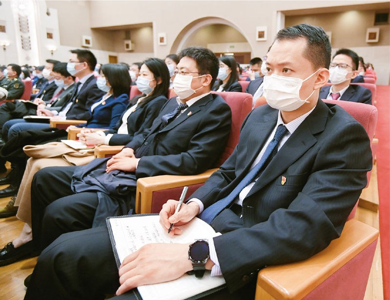 2021年3月16日,党史学习教育中央宣讲团首场报告会在京举行,图为参会人员在听报告。 新华社记者 陈晔华/摄