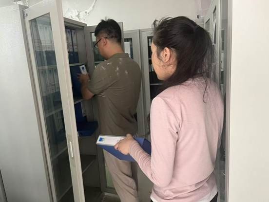 男人站在门旁边 AI 生成的内容可能不正确。