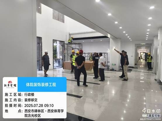 一群人站在室内 AI 生成的内容可能不正确。