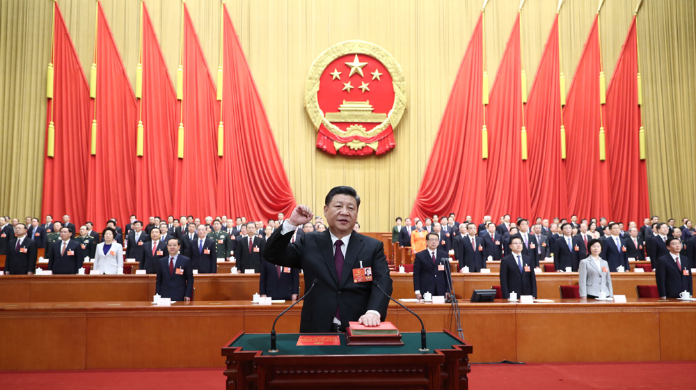 3月17日,十三届全国人大一次会议在北京人民大会堂举行第五次全体会议。习近平当选中华人民共和国主席、中华人民共和国中央军事委员会主席。这是习近平进行宪法宣誓。
