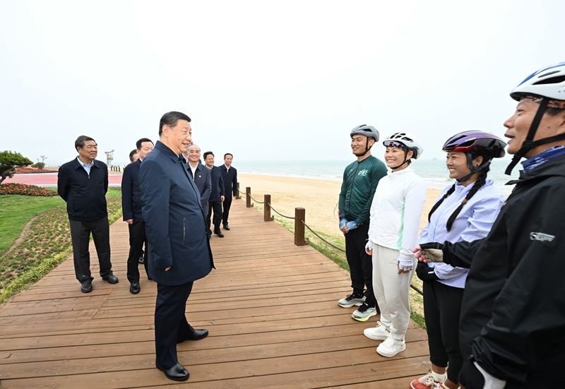5月22日至24日,中共中央总书记、国家主席、中央军委主席习近平在山东考察。这是22日下午,习近平在日照市阳光海岸绿道同市民亲切交流。
