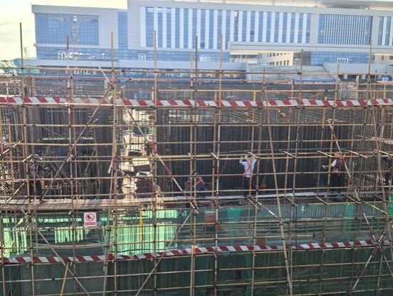围栏里有许多建筑 AI 生成的内容可能不正确。